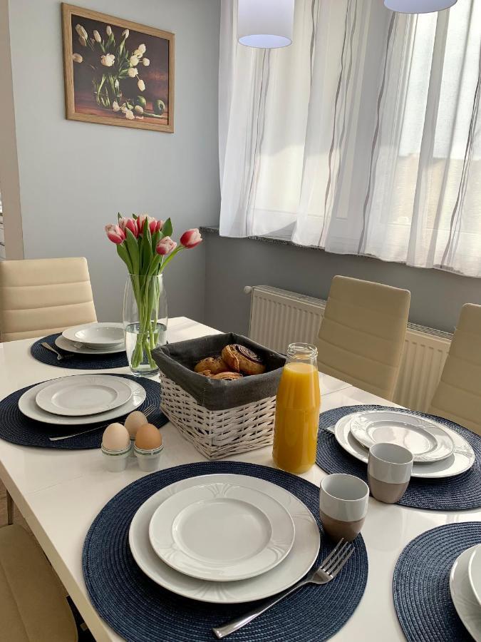 Modern Two Bedroom Flat With Balcony Apartment *